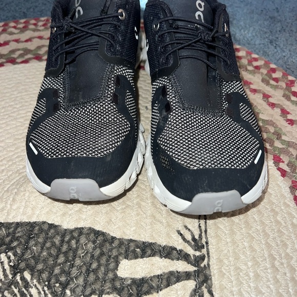 On Cloud shoes- PRICE FIRM - Picture 2 of 8